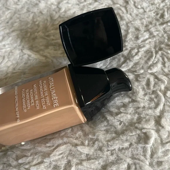 CHANEL Vitalumière SPF 15 Foundation 40 Beige - New - rare find, discontinued